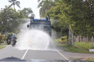 Jalan Utama dan Kantor Bupati Mempawah Disemprot Disinpektan Pakai Water Cannon