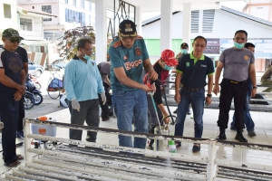 Bupati dan Kadinkes Sintang Semprot Terminal Sungai Durian dengan Disinpektan