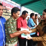 Lewat Program PTSL, Karolin Bagikan Sertifikat Tanah untuk Masyarakat 4 Desa di Sengah Temila