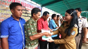 Lewat Program PTSL, Karolin Bagikan Sertifikat Tanah untuk Masyarakat 4 Desa di Sengah Temila