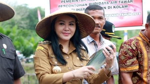 Bupati Karolin Ajak Masyarakat Budidayakan Ikan Air Tawar