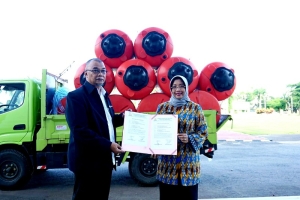 Kadin Sumbang 10 Tong Air untuk Tangani Covid-19 di Mempawah