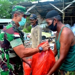 Bantu Kesulitan Rakyat di Tengah Pandemi Covid-19, Korem 121/Abw Bagikan Sembako di Desa Baning