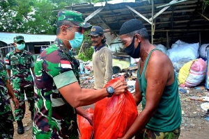 Bantu Kesulitan Rakyat di Tengah Pandemi Covid-19, Korem 121/Abw Bagikan Sembako di Desa Baning