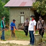 Lawan Corona, Dewan Ini Semprot Rumah Penduduk dengan Disinfektan