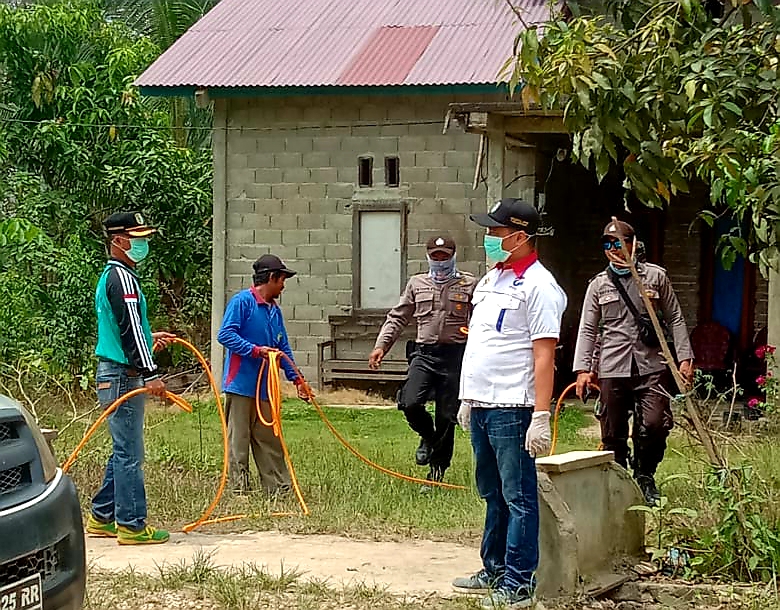 Lawan Corona, Dewan Ini Semprot Rumah Penduduk dengan Disinfektan