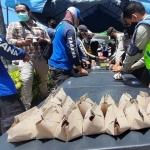Bagikan 200 Paket Nasi Bungkus, Dapur Lapangan TNI-Polri di Mempawah untuk Warga Terdampak Covid-19