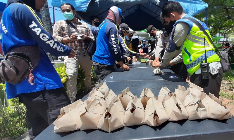 Bagikan 200 Paket Nasi Bungkus, Dapur Lapangan TNI-Polri di Mempawah untuk Warga Terdampak Covid-19
