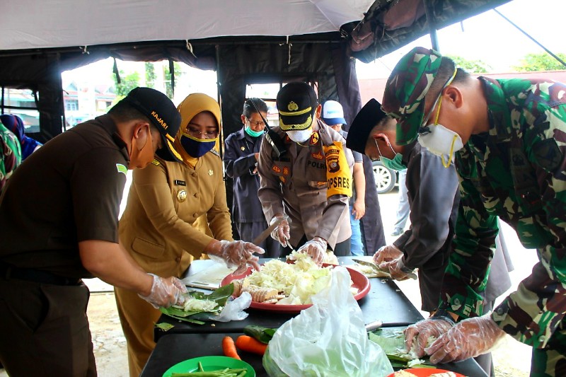 Kartini, Bupati Erlina Sempatkan Memasak untuk Warga Terdampak Covid-19