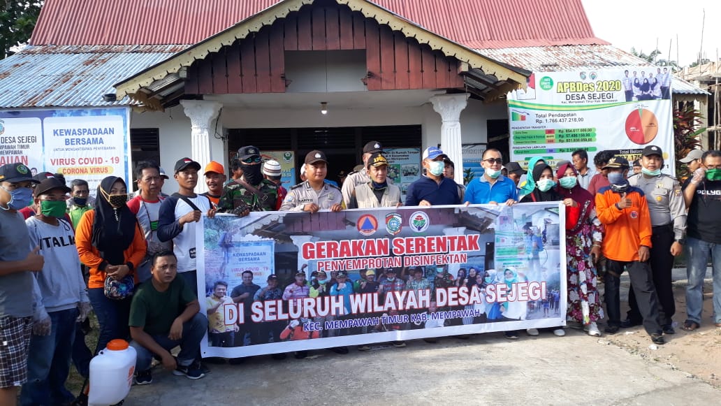 Gerakan Serentak Semprot Disinpektan di Desa Sejegi