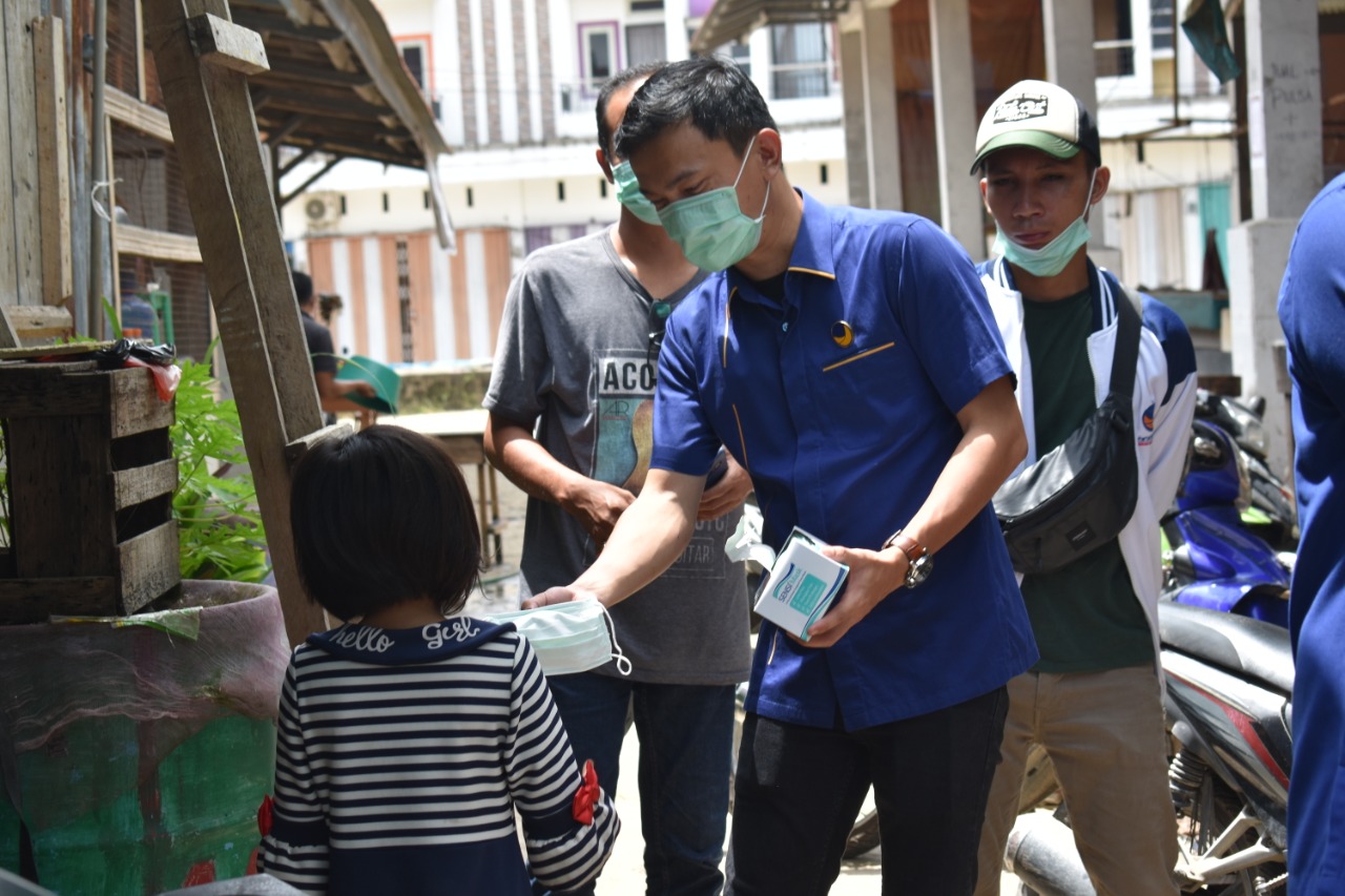 Ketua DPRD dan Fraksi NasDem Bagikan Masker Gratis di Pasar Masuka