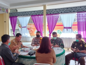 TNI-Polri Dukung Pemkab Sintang Gelar Operasi Pasar Murah di Perbatasan