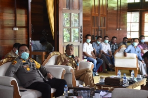 Kapolres Dorong Perusahaan di Sintang Berikan Bantuan Sosial untuk Warga Terdampak Covid-19