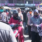 Bupati Erlina Bagikan Masker di Pasar Pinyuh, Ayo Jaga Mempawah Tetap Zona Hijau