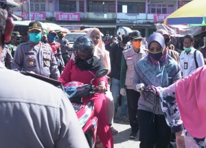 Bupati Erlina Bagikan Masker di Pasar Pinyuh, Ayo Jaga Mempawah Tetap Zona Hijau