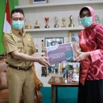 Dekranasda Pontianak Serahkan Bantuan APD