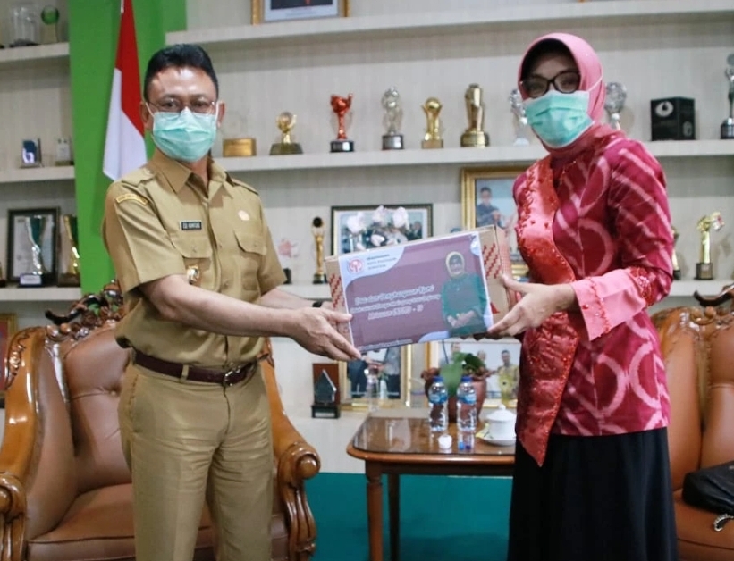 Dekranasda Pontianak Serahkan Bantuan APD