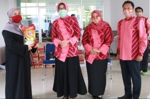 Dekranasda Pontianak Serahkan 100 Paket Sembako untuk Pengrajin