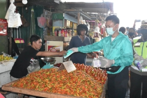 Edi Bagikan Masker Gratis di Pasar Tradisional