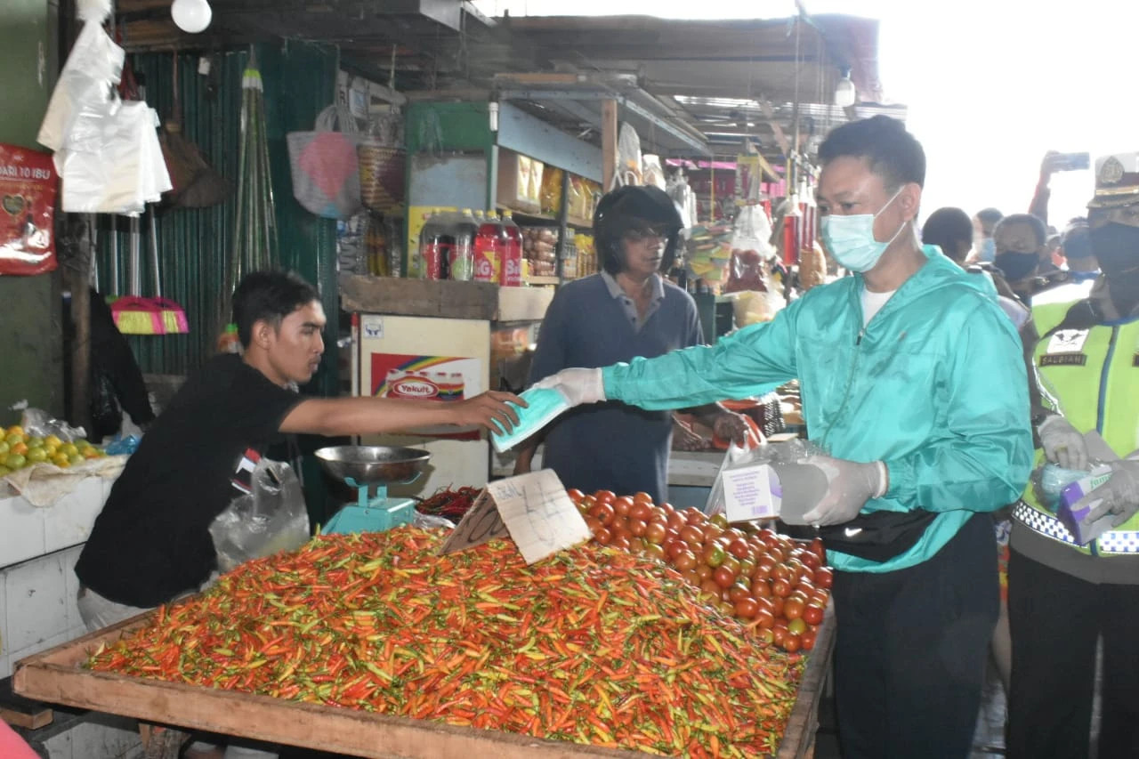 Edi Bagikan Masker Gratis di Pasar Tradisional