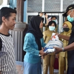 Jarot Bagikan Bantuan Beras untuk PKM