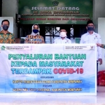 Baznas dan Kemenag Mempawah Bantu 500 Paket Sembako untuk Warga Terdampak Covid-19