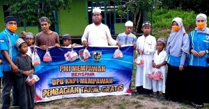 KNPI dan PMI Mempawah Bagi-bagi Takjil Gratis