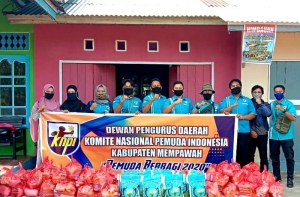 Di Tengah Ramadhan dan Covid-19, KNPI Mempawah Berbagi Sembako di 9 Kecamatan