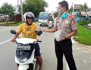 Peserta Didik Sespimmen 60 Bagikan Masker untuk Memutus Rantai Penyebaran Covid-19