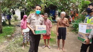 Serdik Dewa Ngakan Arinata Bagikan Sembako di Kuala Secapah