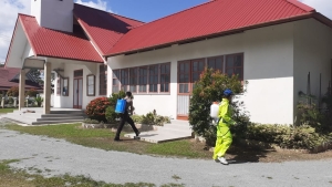 Cegah Covid-19, Mantan Wakapolres Mempawah Ini Semprot Gereja dengan Disinpektan