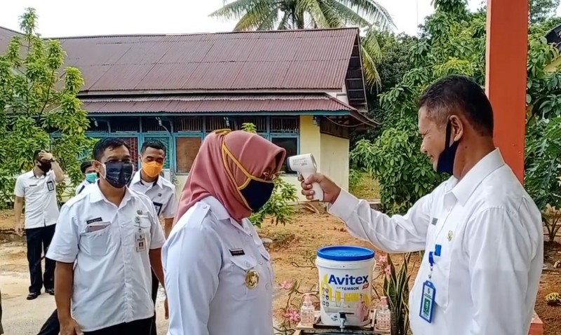 Silaturahmi ke Dinas Pertanian, Suhu Tubuh Bupati Mempawah Dicek