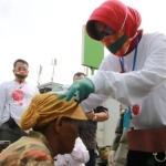 Dekranasda Bagikan Masker, Vitamin dan Hand Sanitizer