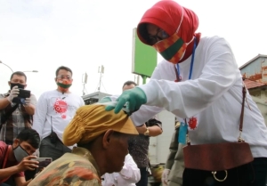 Dekranasda Bagikan Masker, Vitamin dan Hand Sanitizer