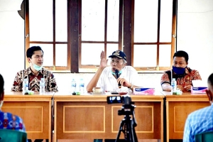 Bupati Jarot Berikan Pemahaman Covid-19 di Perbatasan