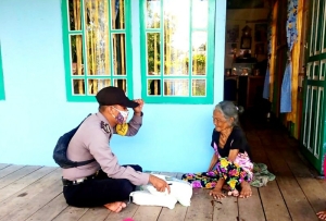 Polsek Segedong Bagikan Beras 10 Kg untuk Warga Terdampak Covid-19