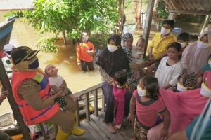 Kunjungi Korban Banjir, Bupati Erlina Berikan Bantuan ke Dusun Telayar dan Tekam