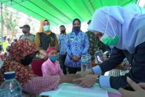 Bupati Erlina dan Dewan Mempawah Pantau Penyaluran BLT di Desa Wajok Hulu