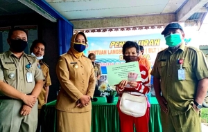 Lagi, Bupati Erlina Pantau Penyaluran BLT DD dan Sosialisasikan Tatanan New Normal