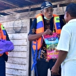 Susuri Bantaran Sungai Kapuas dan Melawi, Bupati Jarot Bagikan Sembako untuk Korban Banjir