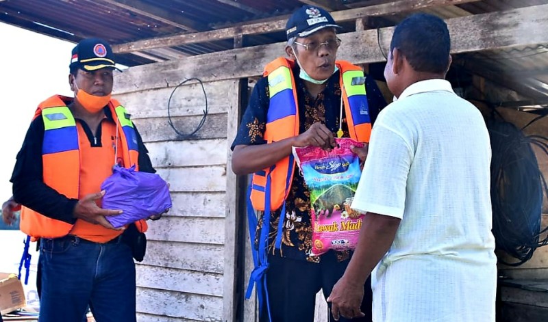 Susuri Bantaran Sungai Kapuas dan Melawi, Bupati Jarot Bagikan Sembako untuk Korban Banjir