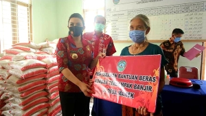 Bupati Karolin Berikan Bantuan Beras untuk 5 Desa, Berikut Rinciannya…