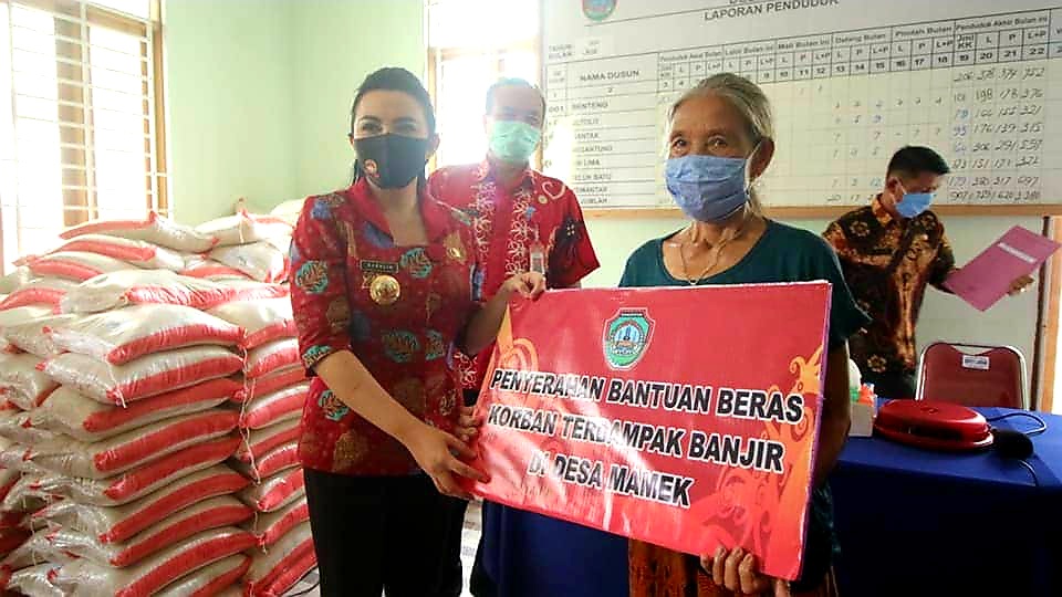 Bupati Karolin Berikan Bantuan Beras untuk 5 Desa, Berikut Rinciannya…