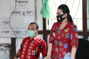Karolin Ajak Rakyatnya Galakkan Tanam Pohon
