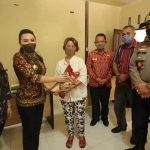 Bupati Landak Salurkan Bantuan untuk Korban Banjir Di Mandor