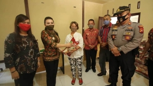 Bupati Landak Salurkan Bantuan untuk Korban Banjir Di Mandor