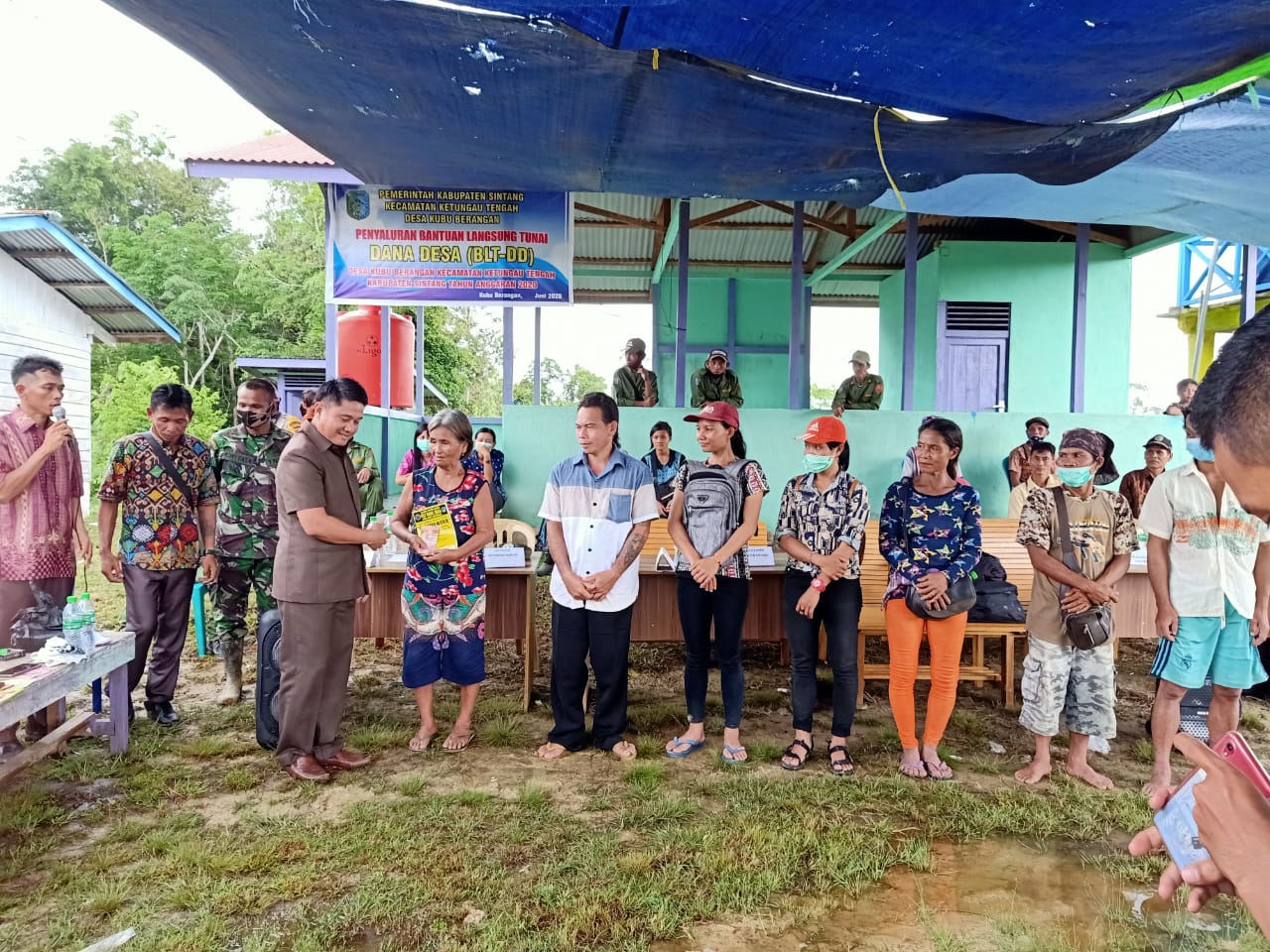 Dewan Ini Pantau Langsung Pembagian BLT di Desa Kubu Berangan