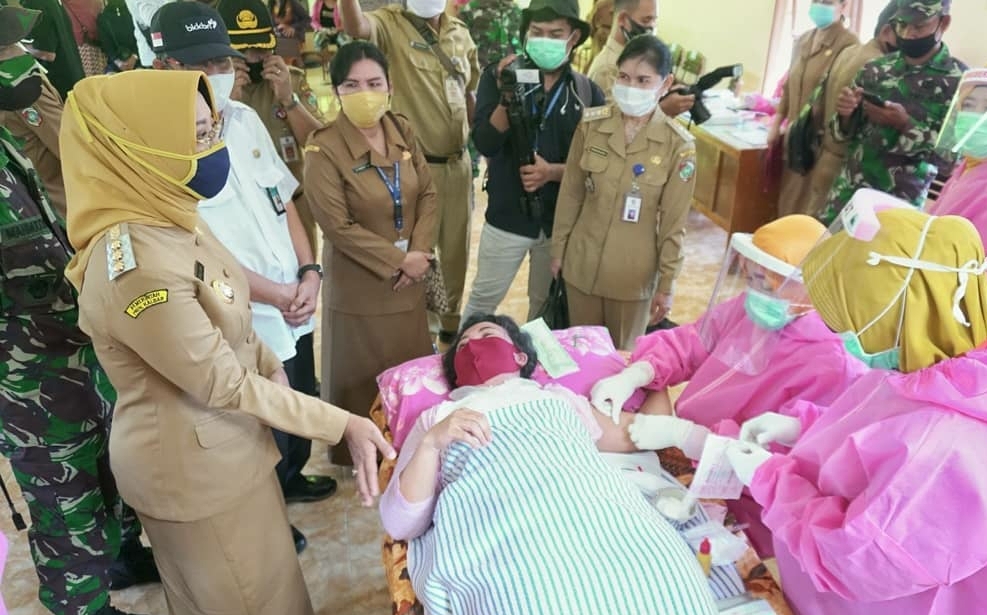 Layanan KB Gratis Peringati Harganas di Desa Kecurit, Bupati Sosialisasikan Program “Dua Anak Hebat”