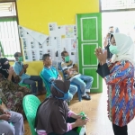 Pantau Penyaluran BLT DD di Desa Pak Utan, KPM Diminta Manfaatkan Bantuan dengan Bijak