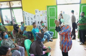 Pantau Penyaluran BLT DD di Desa Pak Utan, KPM Diminta Manfaatkan Bantuan dengan Bijak